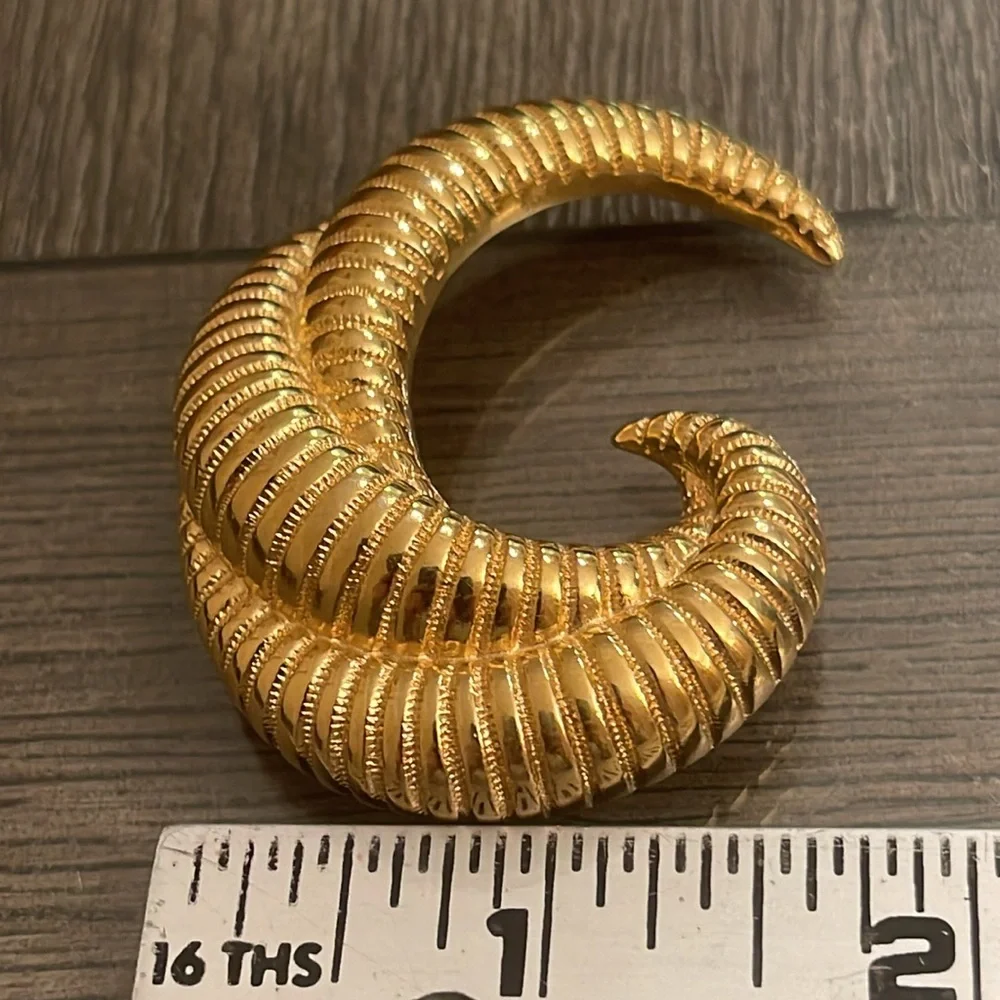 Vintage Monet Gold-tone Ribbed Swirl Brooch - Pin